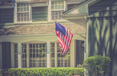 Tipik Amerikan evinin önünde Amerikan bayrağı