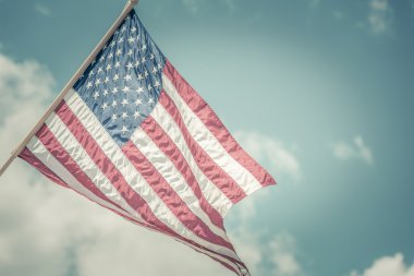 Amerikan bayrağı wawing mavi gökyüzü karşı