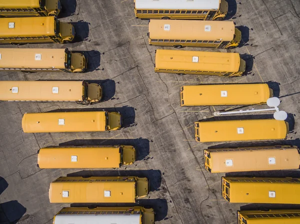 สีเหลืองของโรงเรียน Busses ท็อปวิว . — ภาพถ่ายสต็อก