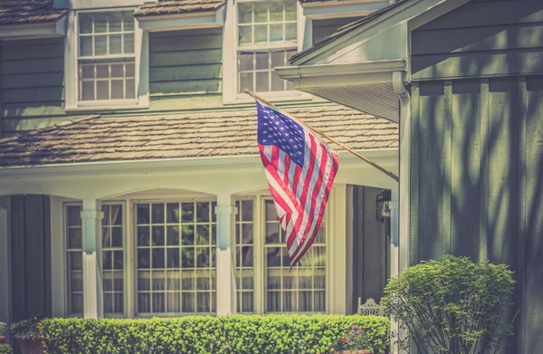 Bandera americana frente a casa típica americana —  Fotos de Stock