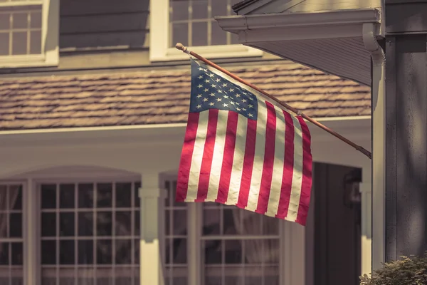 Bandera americana frente a la típica casa americana. Fosus en la bandera —  Fotos de Stock