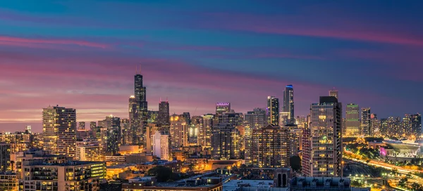 Chicago Downtown Skyline panorama in de schemering — Stockfoto