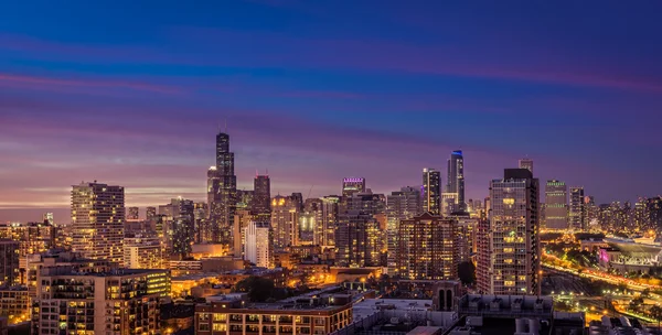 Chicago Downtown panorama i skymningen — Stockfoto