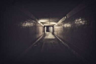 Gece, doygunluğu azaltılmış renkler, boş tünel