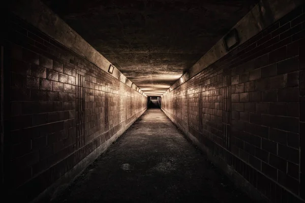Пустой подземный туннель ночью — стоковое фото