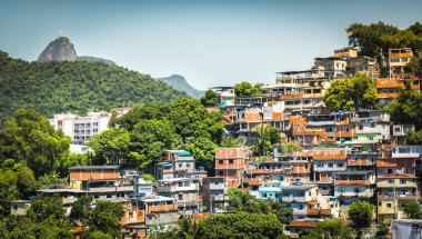 Rio de Janeiro favela ve İsa ile
