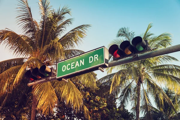 Ocean Drive ile palmiyeler, Miami sokak tabelası — Stok fotoğraf