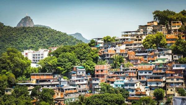 Рио-де-Жанейро с фавелой и Христом — стоковое фото