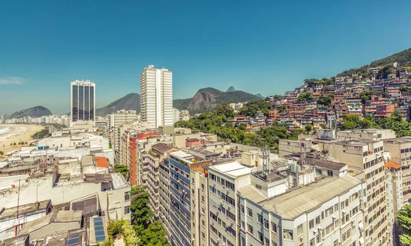 Yukarıda Copacabana plaj binalar, Brezilya Favela — Stok fotoğraf