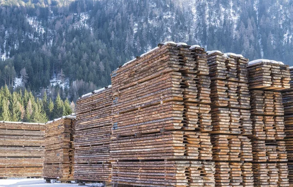 Torkning timmer brädor på sågverket i vinter Alp berg — Stockfoto