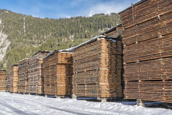 Placas de madeira na serraria no inverno — Fotografia de Stock