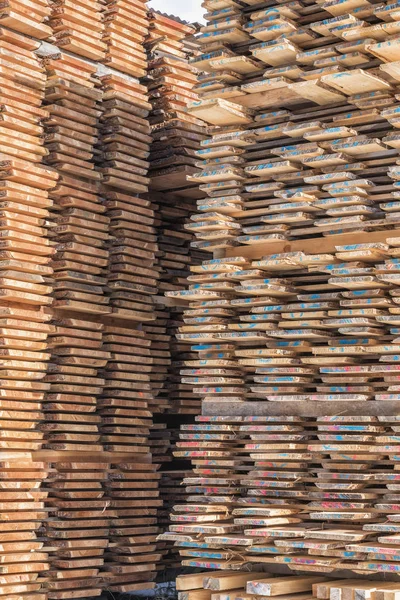 Träbaserade skivor vid sågverket — Stockfoto