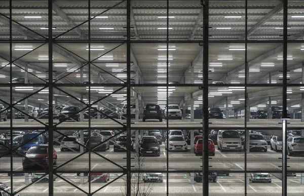 Nachts mehrstöckig parken — Stockfoto