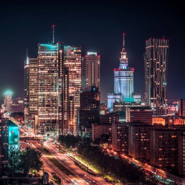 Varşova şehir merkezinde, gece, Polonya