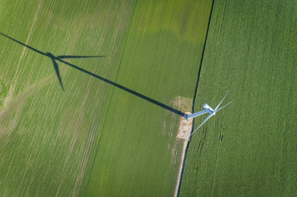 Větrná turbína v zeleném poli, pohled shora — Stock fotografie