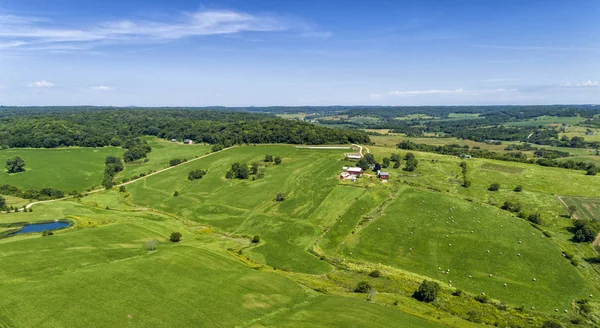 Вид на сільську ферму з панорамою — стокове фото