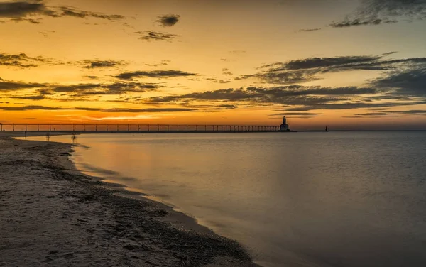 Deniz feneri günbatımı gökyüzü — Stok fotoğraf