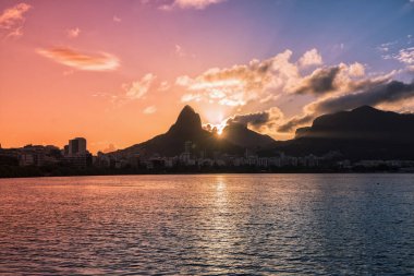 Günbatımı ile su yansıma ve hafif sızıntı, Brezilya Rio de Janeiro Dağları üzerinde