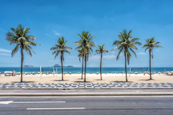 拥挤的依帕内玛海滩上挤满了人在阳光灿烂的嘉年华日 依帕内玛是里约热内卢最时髦的海滩 — 图库照片