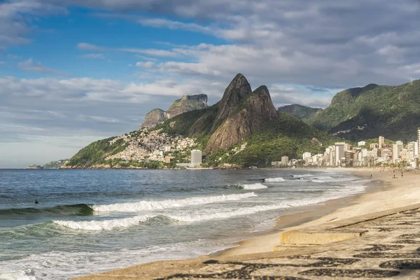 Berömda Ipanema Beach Med Dois Irmãos Berg Tidiga Morgonljuset Rio — Stockfoto