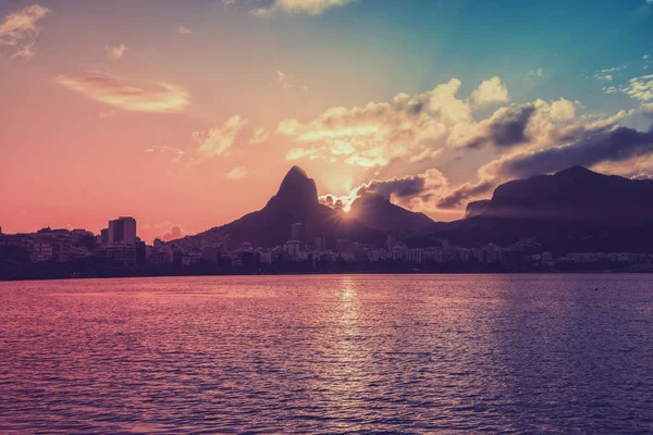 Pôr Sol Sobre Montanhas Rio Janeiro Com Vazamento Luz Brasil — Fotografia de Stock