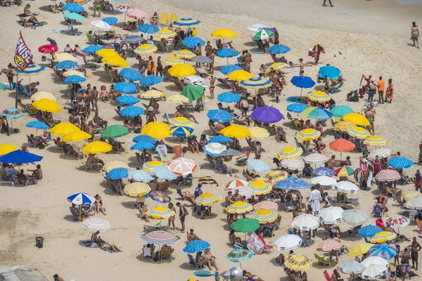 Rio de Janeiro, Brezilya - Ocak 2018: Ipanema Plajı güneşli karnaval gün insanlarla dolu kalabalık. Ipanema en gözde plajıdır Rio de Janeiro