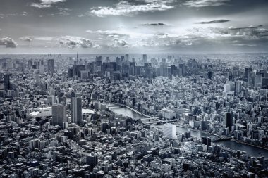 Tokyo caddesinin araba ve binalarla kesiştiği hava manzarası