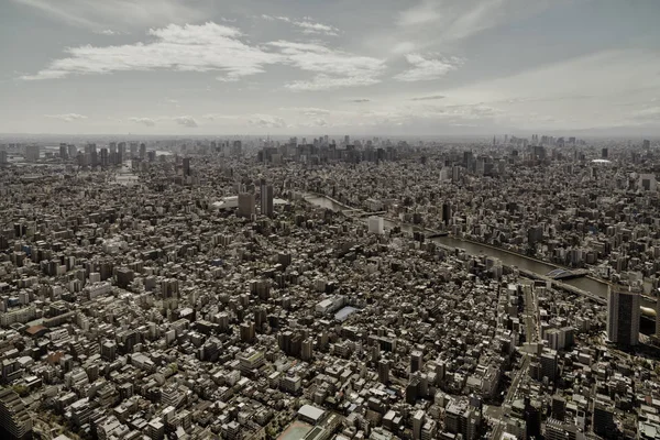 东京街道与汽车和建筑物交汇处的空中景观 — 图库照片