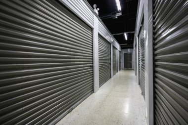 Uzun depolama tesisi paspası. Işıklı garaj kapıları