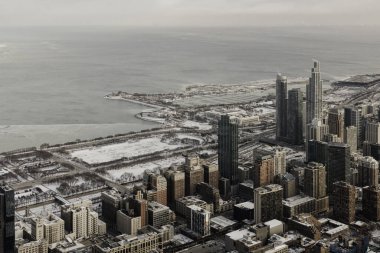 Chicago şehir merkezinin kışın yüksek açılı manzarası Michigan Gölü 'nde donmuş bir göl.