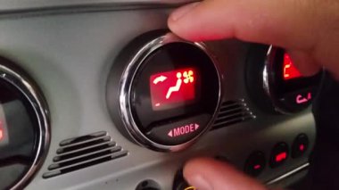 Arabada klima kontrolü var.