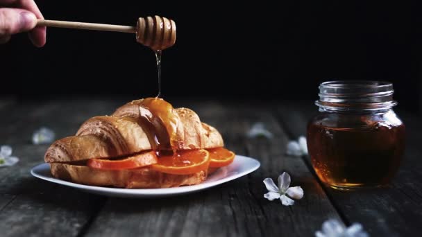Preparando Croissants Con Miel — Vídeo de stock