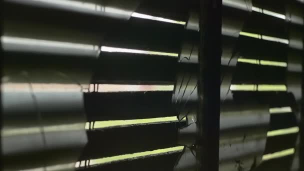 Detail Eines Zerbrochenen Fensters Einem Verlassenen Gebäude Symbol Der Angst — Stockvideo