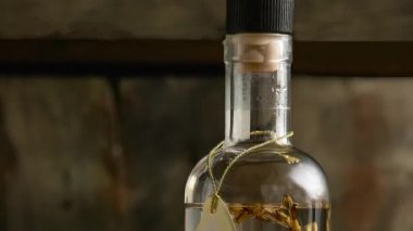 Her zamanki gibi sağlıklı yiyeceklerle dolu bir masa: elma, grappa, ekmek ve reçel: Geleneksel İtalyan turta masası