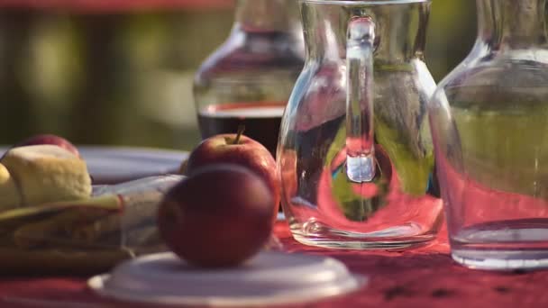 Ein Tisch Der Einer Venezianischen Taverne Gedeckt Ist Mit Weingläsern — Stockvideo