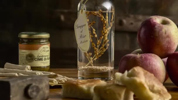 Mesa Cheia Comida Saudável Como Costume Maçãs Grappa Pão Geléia — Vídeo de Stock