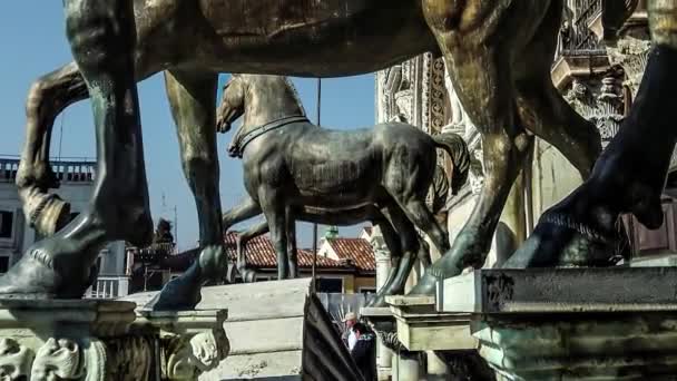 Detalj Häst Brons Statyer Finns Markuskyrkan Venedig — Stockvideo