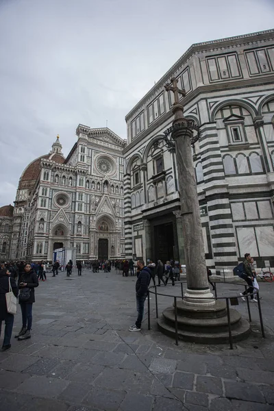 Piazza del Duomo en Florencia con los turistas 7 — Foto de Stock