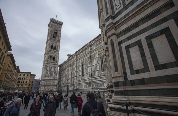 Piazza del Duomo em Florença com turistas 24 — Fotografia de Stock