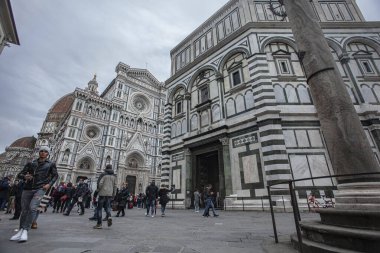 Floransa 'daki Piazza del Duomo 4 numaralı turistle