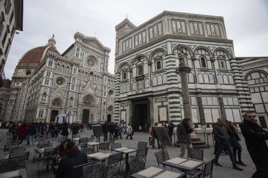 Floransa 'daki Piazza del Duomo' da 5 turist