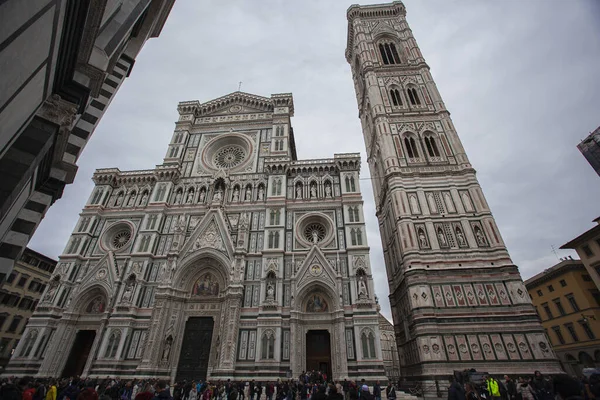 Piazza del Duomo en Florencia con los turistas 13 — Foto de Stock