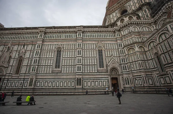 Piazza del Duomo em Florença com turistas 23 — Fotografia de Stock