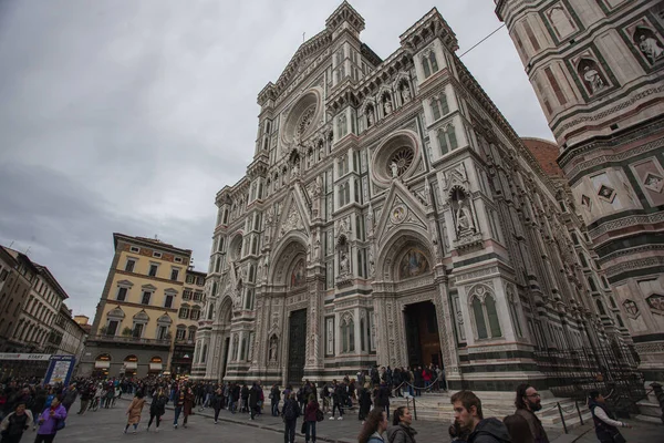 Piazza del Duomo en Florencia con los turistas 16 — Foto de Stock