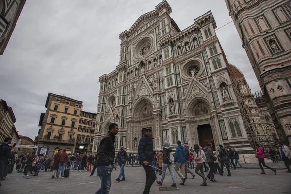 Piazza del Duomo in Florenz mit Touristen 12 — Stockfoto
