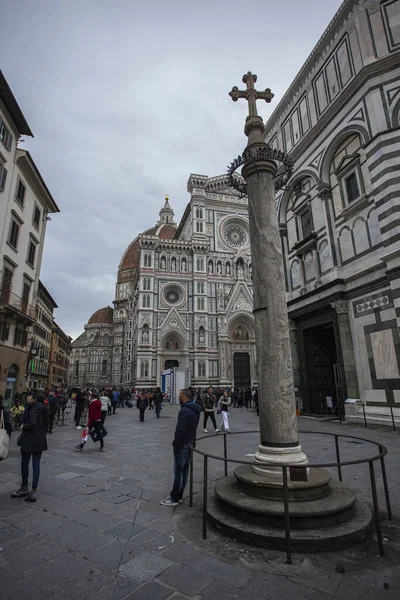 Piazza del Duomo en Florencia con los turistas 8 — Foto de Stock