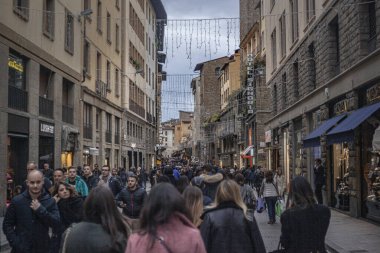 İnsanlarla dolu bir Florence sokağı