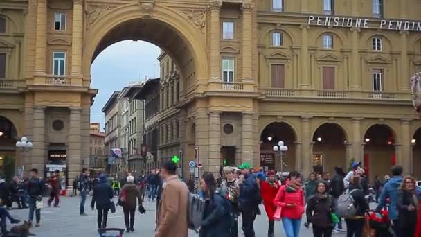 Personnes Marchant Sur Place Florence Pendant Journée — Video