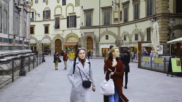Menschen Die Tagsüber Auf Dem Florenzplatz Spazieren Gehen — Stockvideo