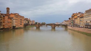 Floransa 'daki Arno nehri Ponte Vecchio' dan alınan bir köprüyle